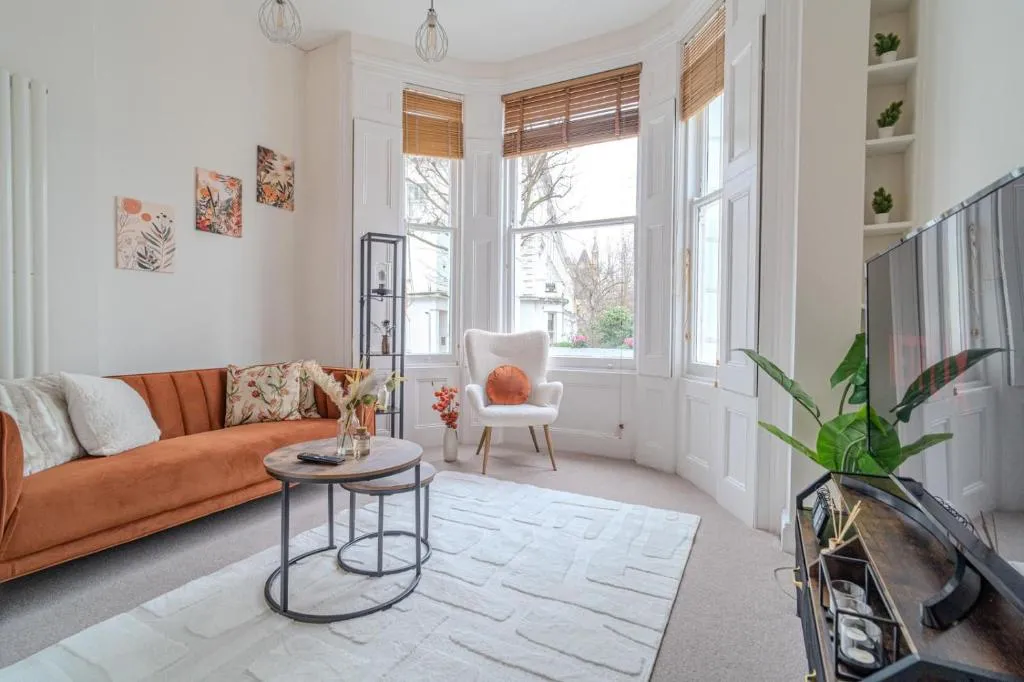 Image 1 of 1-Bed Flat in Kensington W8