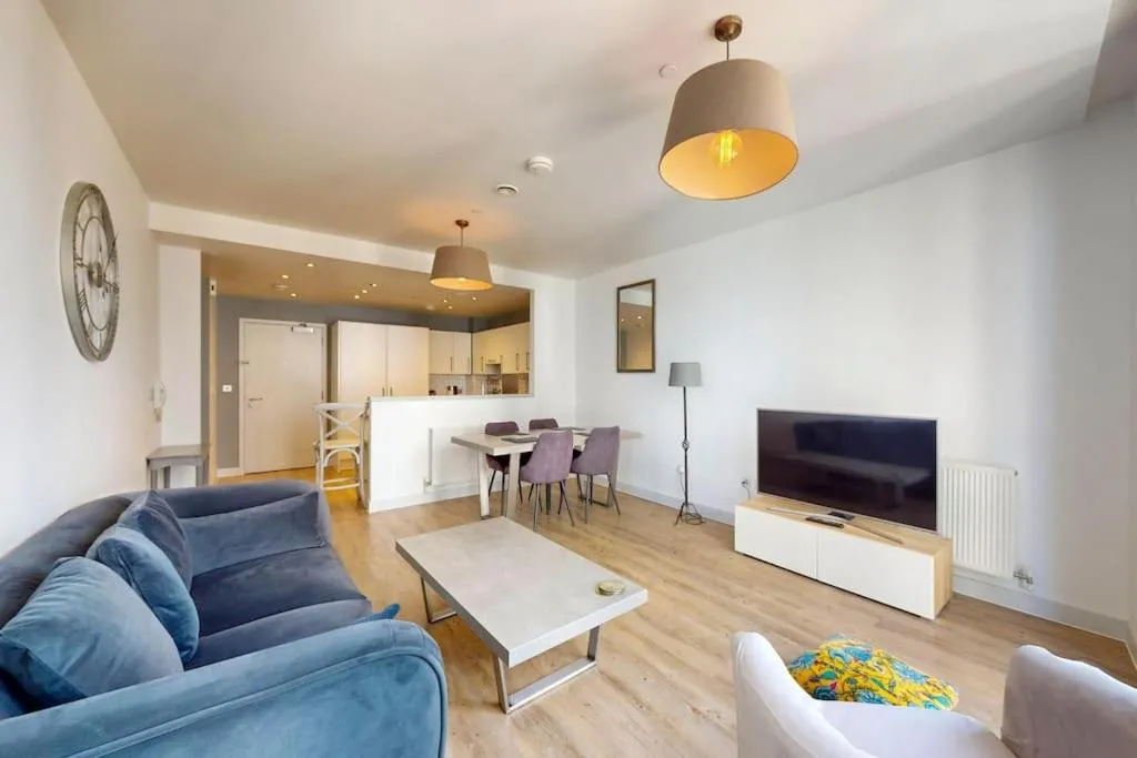 Image 3 of 1Bed Flat with city views – 1min walk to tube station