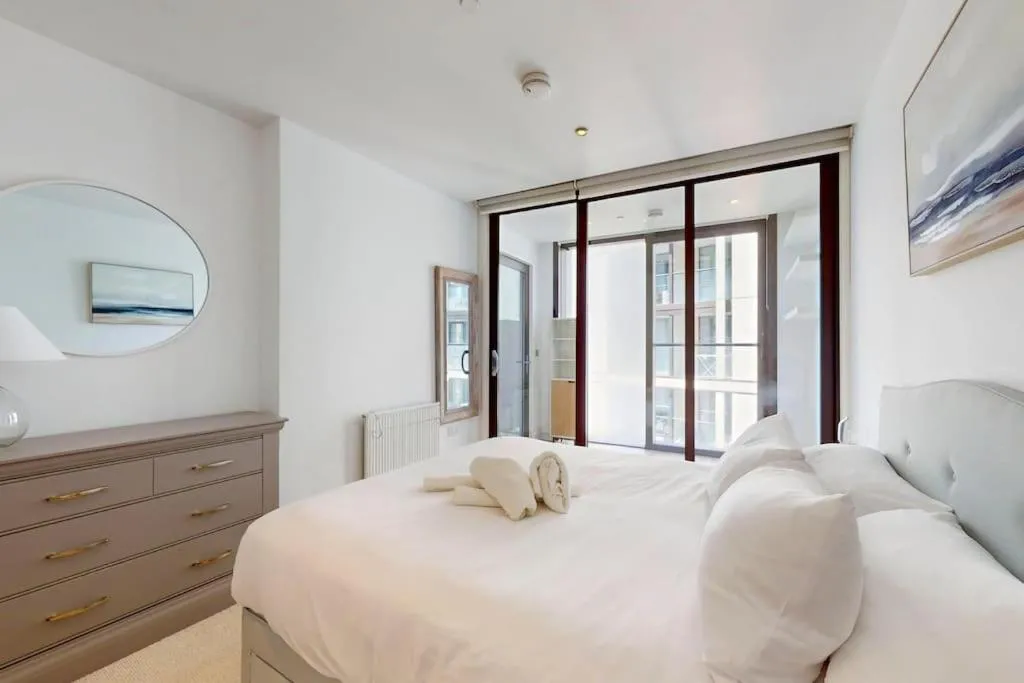 Image 4 of 1Bed Flat with city views – 1min walk to tube station