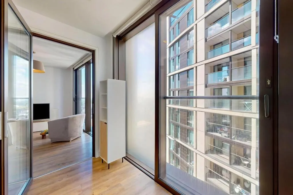 Image 5 of 1Bed Flat with city views – 1min walk to tube station