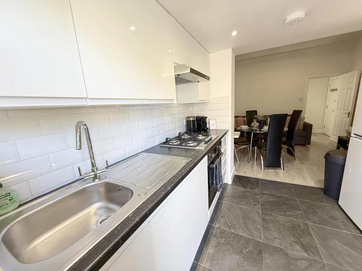 Image 3 of 1-Bedroom flat with small garden & Paid Parking in Finsbury Park, Highbury