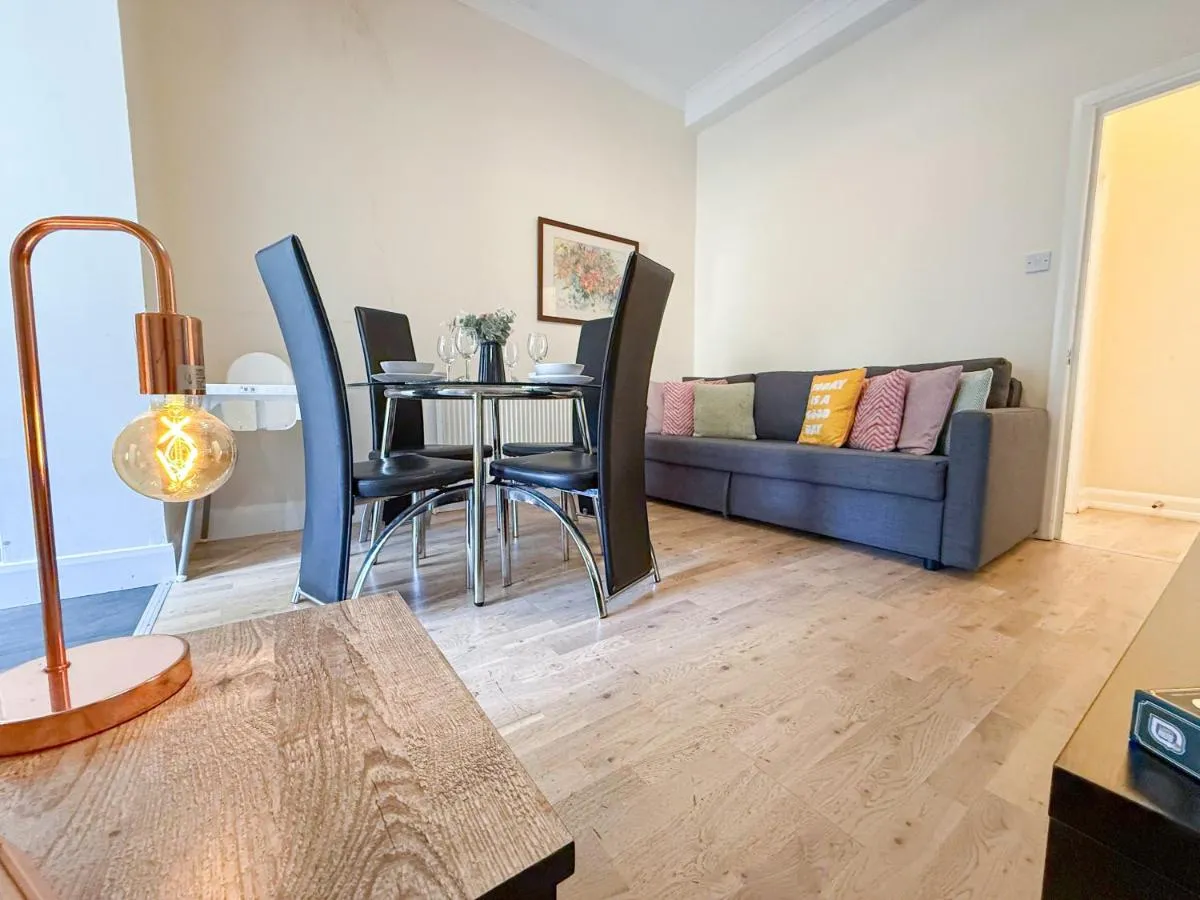 Image 4 of 1-Bedroom flat with small garden & Paid Parking in Finsbury Park, Highbury