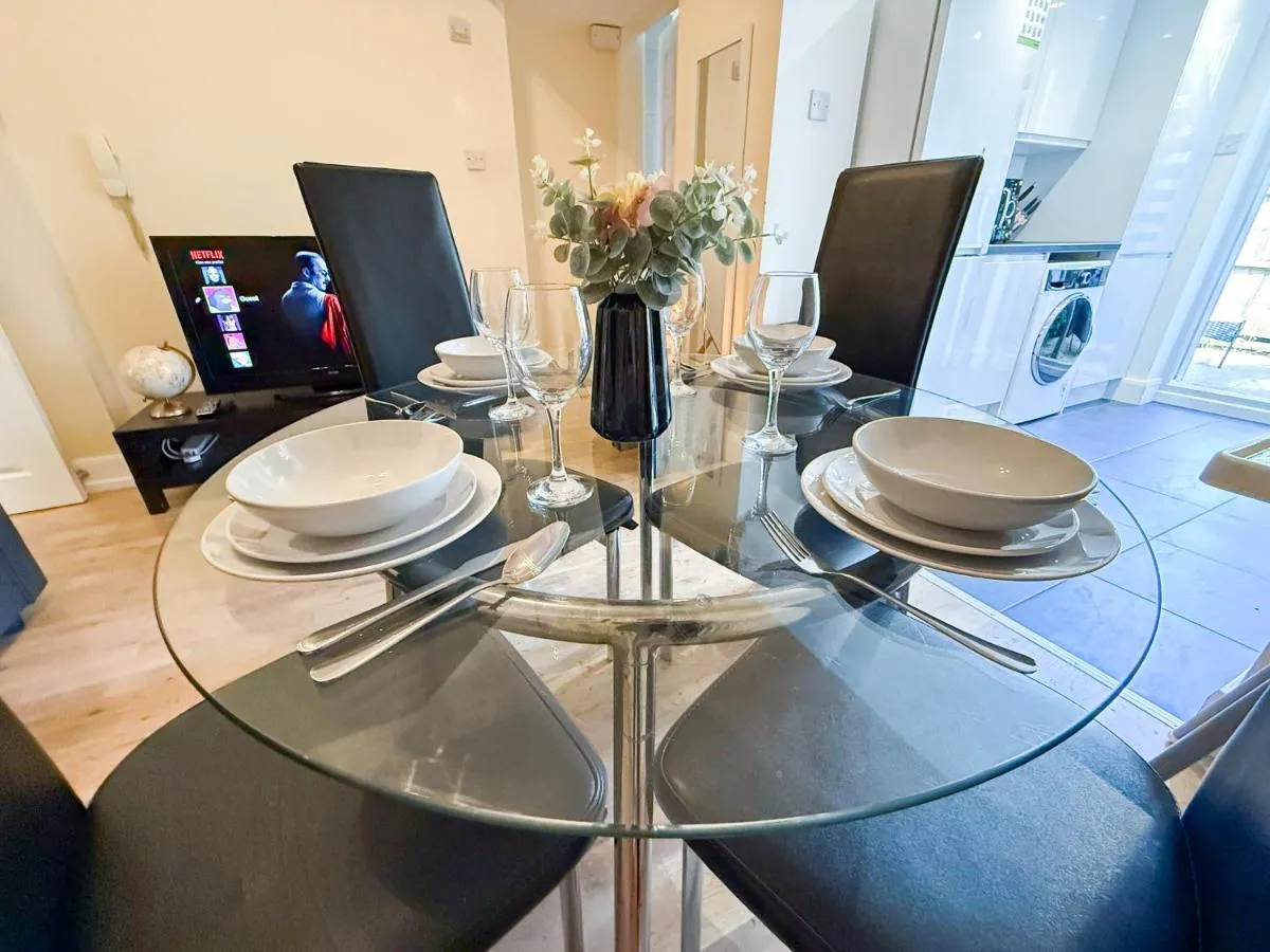 Image 5 of 1-Bedroom flat with small garden & Paid Parking in Finsbury Park, Highbury