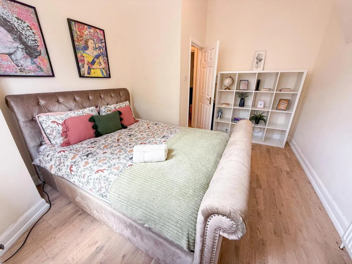 Image 2 of 1-Bedroom flat with small garden & Paid Parking in Finsbury Park, Highbury