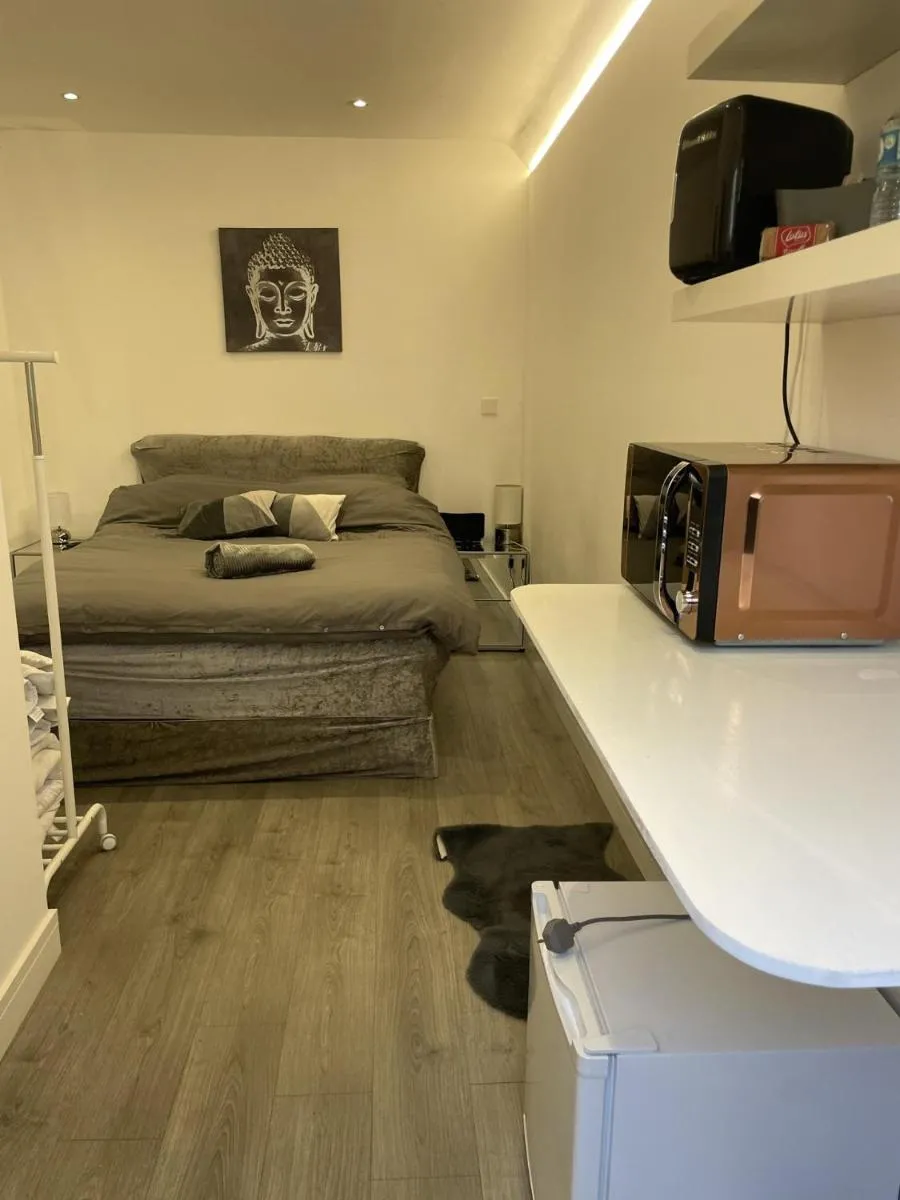Image 4 of 1 Bed Studio – Sleeps 2 – Smoking – Parking – Wifi