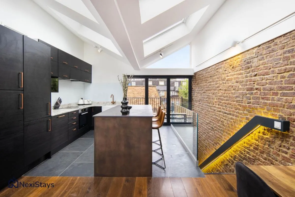 Image 4 of 1 Min Walk to Euston Station, Modern Townhouse