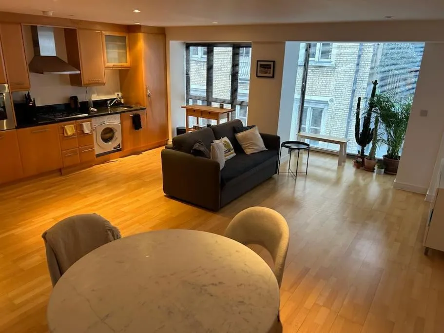 Image 4 of 1 bed flat with view of vibrant Hoxton Square