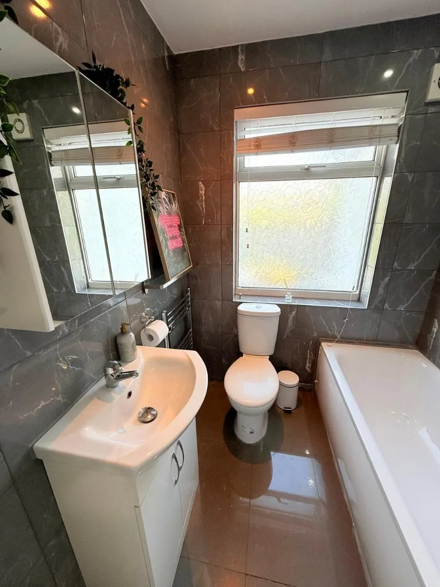 Image 5 of 1 bed modern apartment walking distance from shopping mall