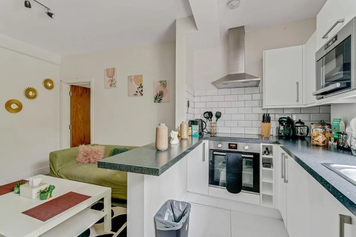 Image 2 of 1bed flat for Contractors, Digital Nomads, 1Gb WiFi ,1-Min to Tube , Pro-Kitchen