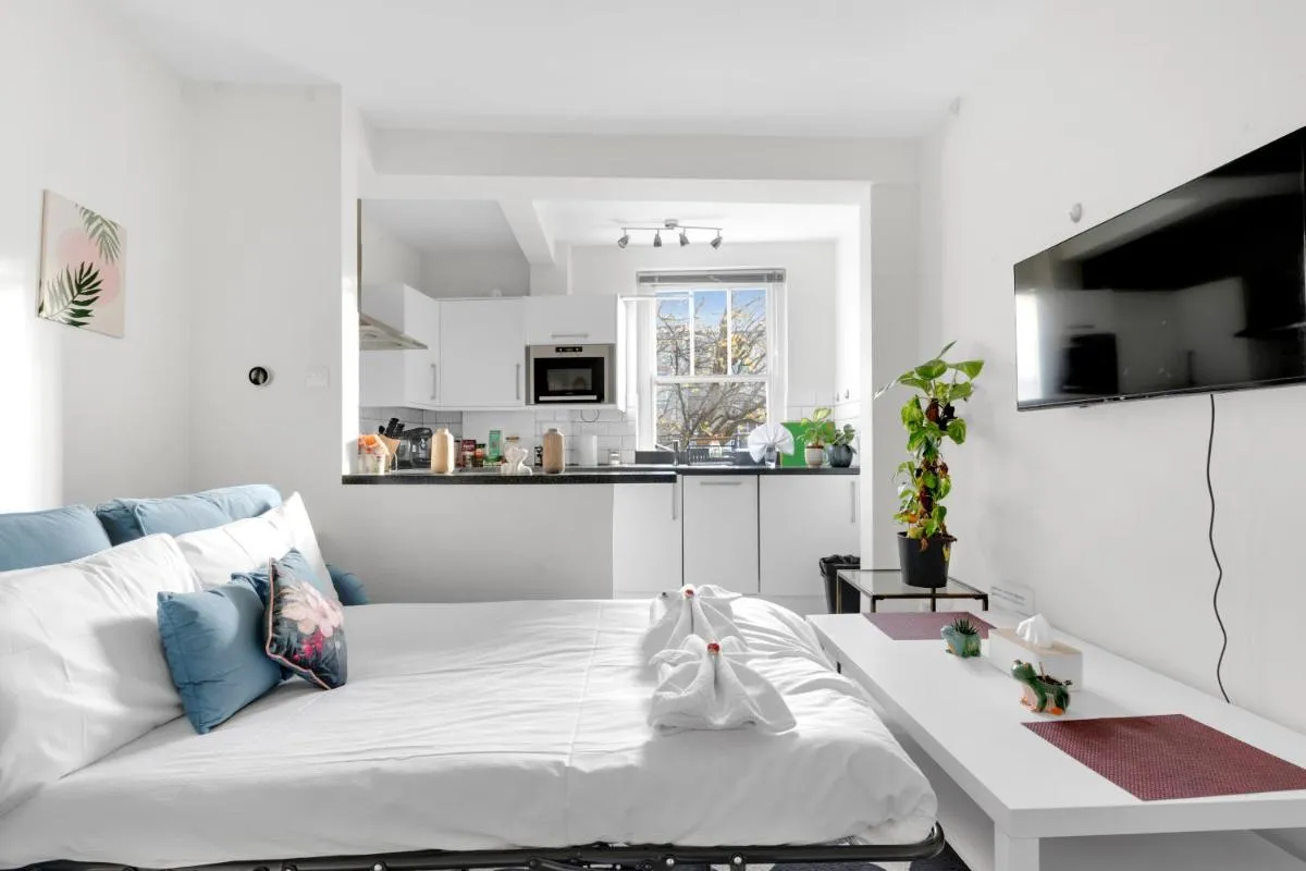 Image 3 of 1bed flat for Contractors, Digital Nomads, 1Gb WiFi ,1-Min to Tube , Pro-Kitchen