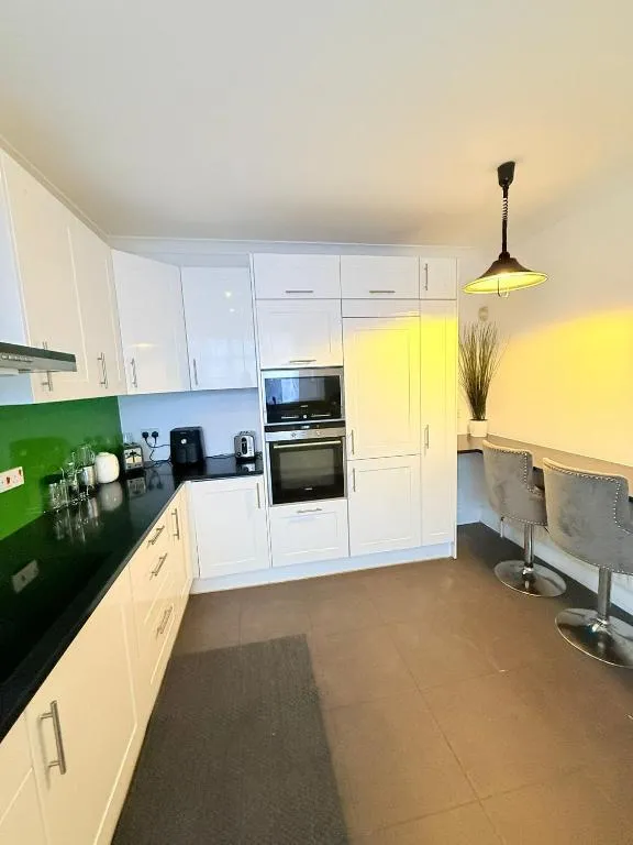 Image 1 of 200m to Wembley Stadium Guest Rooms