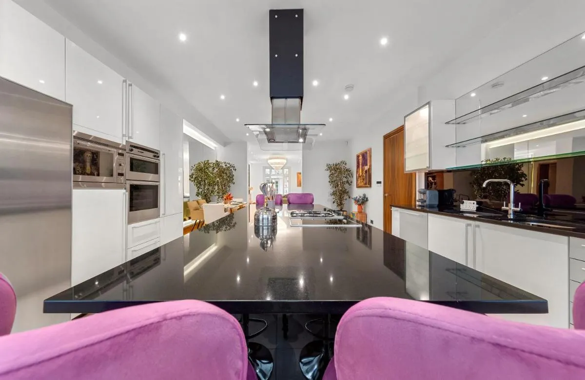 Image 3 of 250 SqM MEGA MANSION
