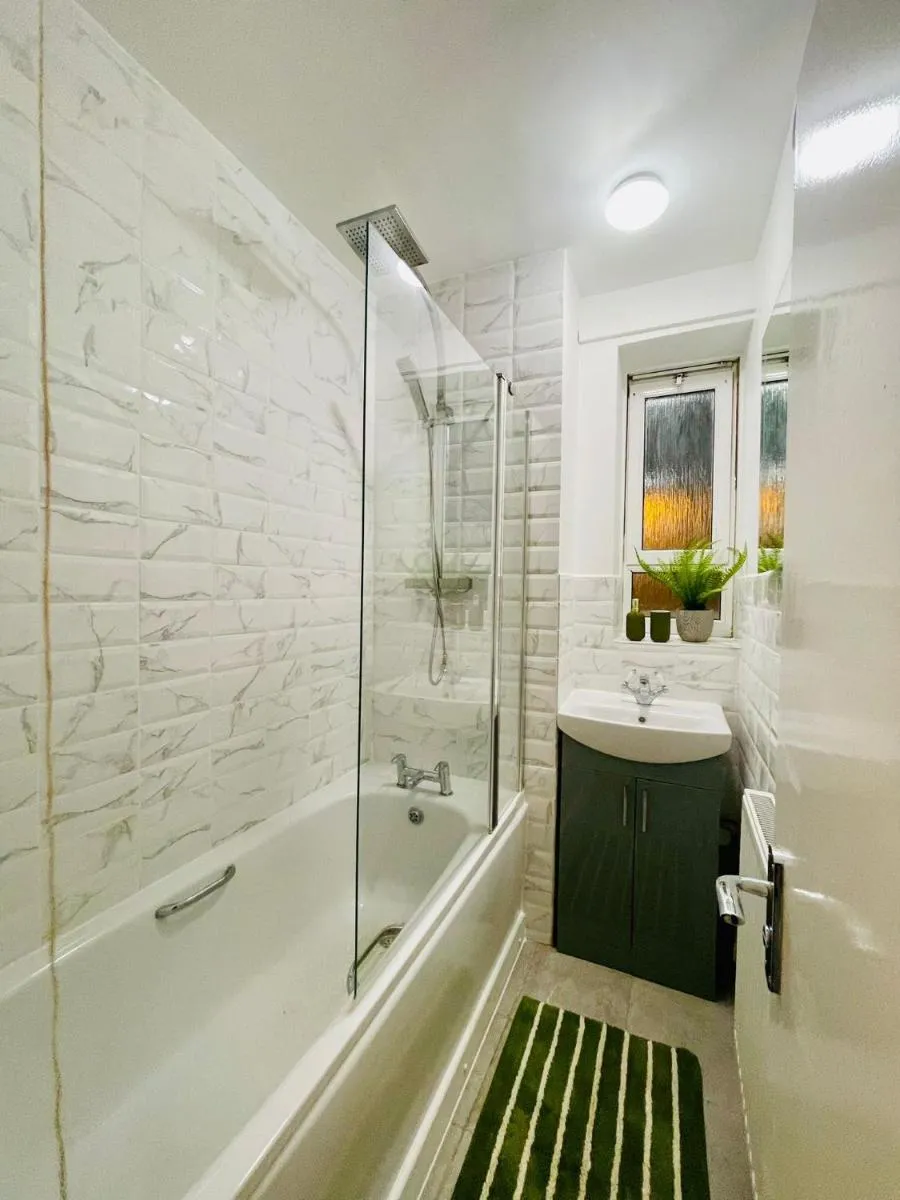 Image 3 of 2BD CanaryWharf Mile End Private Balcony FREE Parking