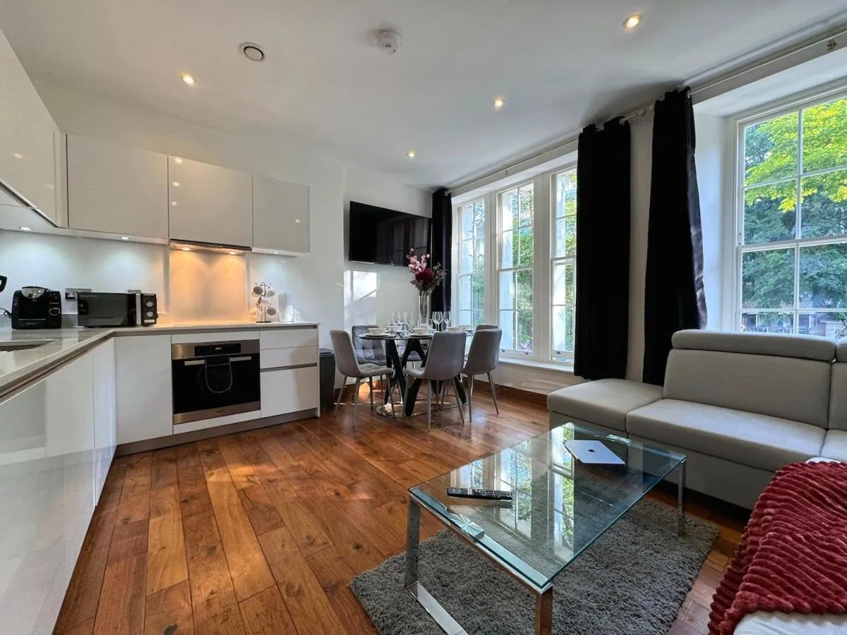 Image 4 of 2BD Luxurious Holborn Apartments