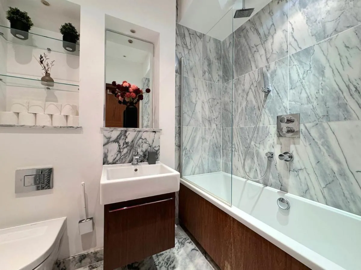 Image 3 of 2BD Luxurious Holborn Apartments