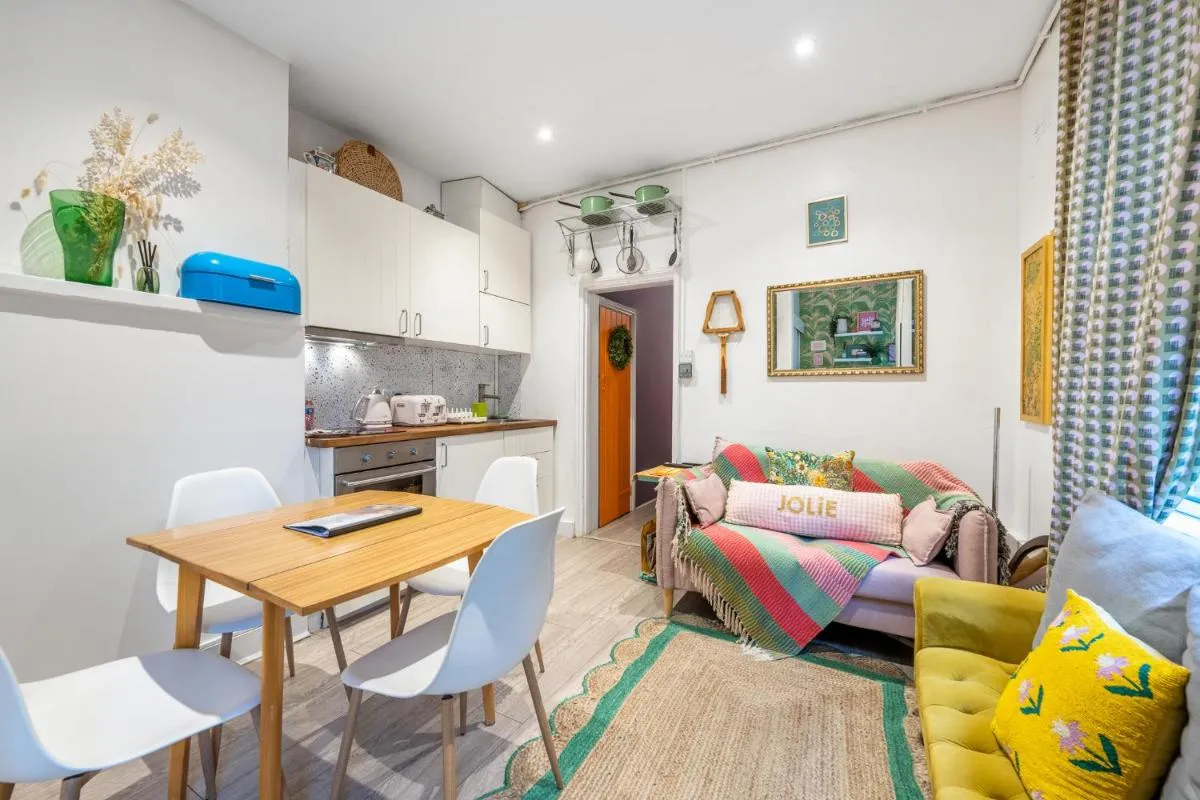Image 4 of 2BR Apartment Camberwell Central London near Major Attractions