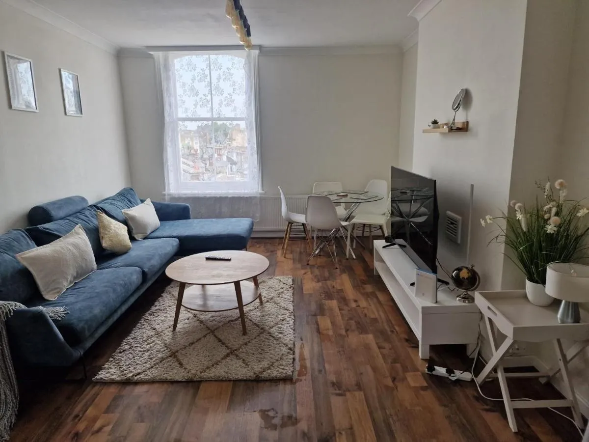 Image 5 of 2BR Apartment Earls Court Prime Location