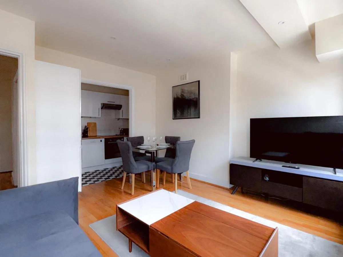 Image 5 of 2BR Elegant Stay in Marylebone