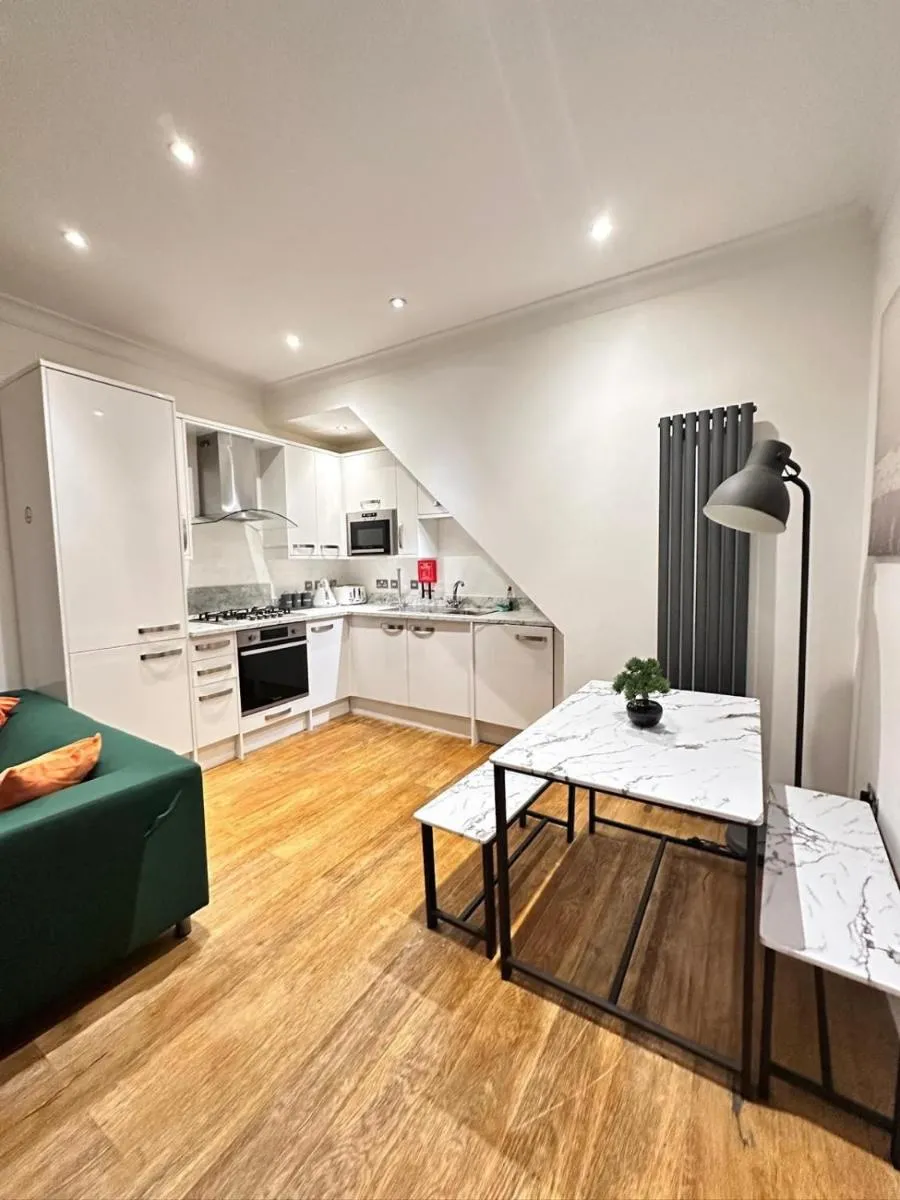 Image 5 of 2BR Flat Free Parking & WiFi Lambeth Serviced Accomodation by Realesteem