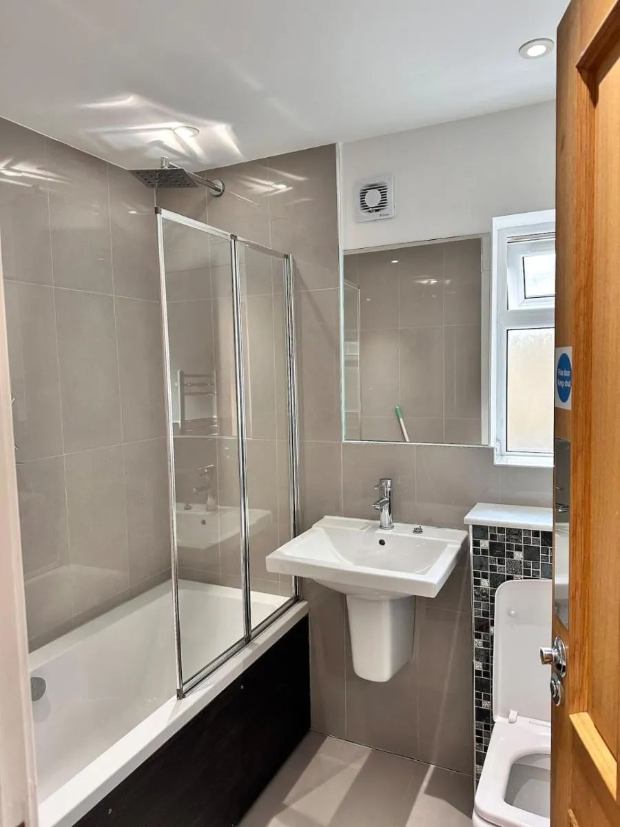 Image 4 of 2BR Flat Free Parking & WiFi Lambeth Serviced Accomodation by Realesteem