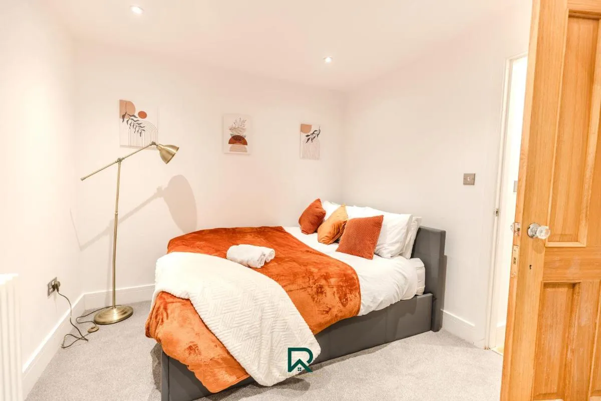 Image 3 of 2BR Flat Free Parking & WiFi Lambeth Serviced Accomodation by Realesteem