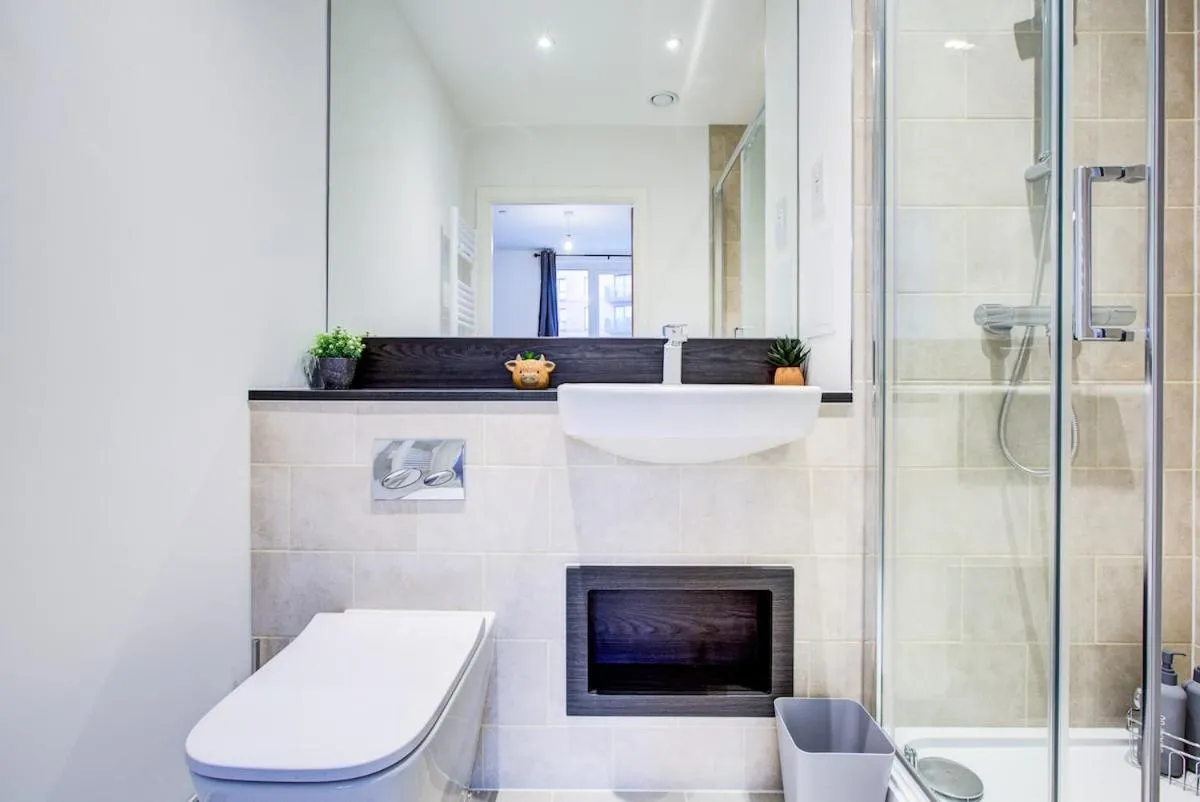 Image 3 of 2BR Flat – Walk to Elizabeth Line – Free Parking