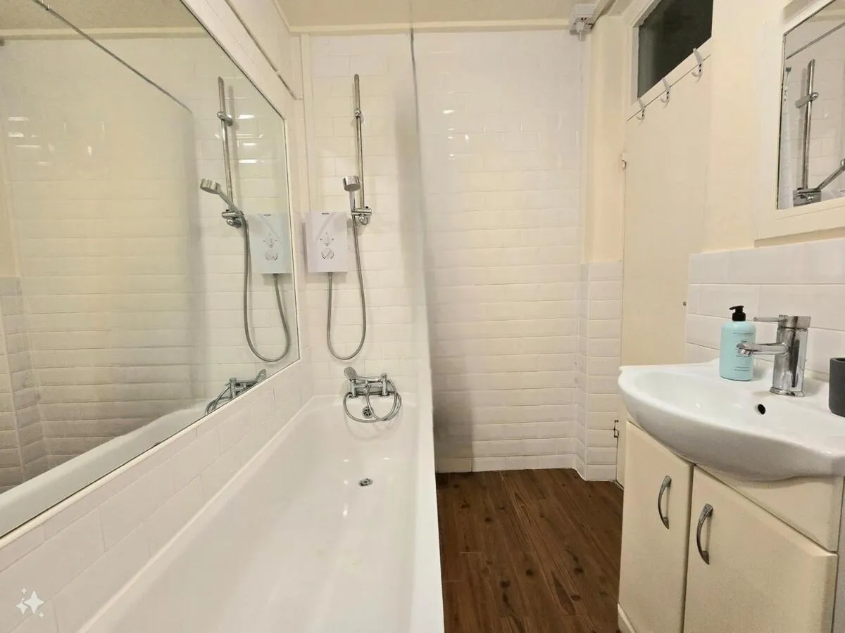 Image 3 of 2BR Gem Stylish & Spacious Kings Cross Flat