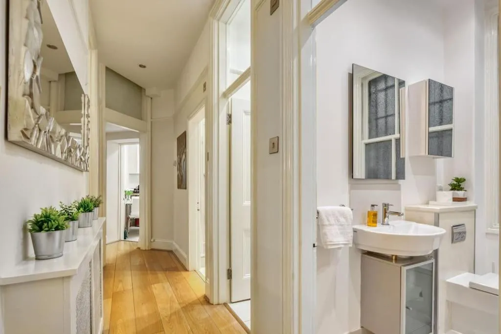 Image 3 of 2Bed 2Bath Apartment Earls Court