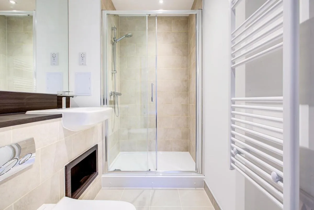 Image 3 of 2-Bed 2-Bath Flat – Free Parking – Elizabeth Line
