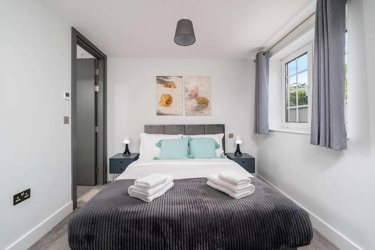 Image 2 of 2Bed 2Bath at Hendon – 3 min to Train – 65 Inch TV