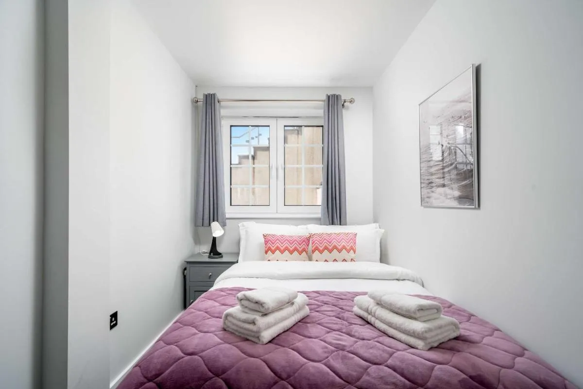 Image 3 of 2Bed 2Bath at Hendon – 3 min to Train – 65 Inch TV