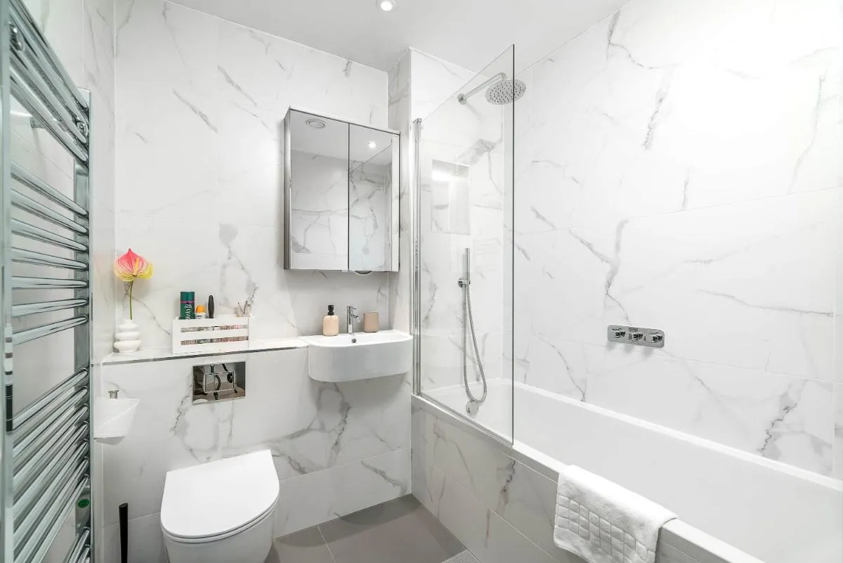 Image 5 of 2Bed 2Bath at Hendon – 3 min to Train – 65 Inch TV