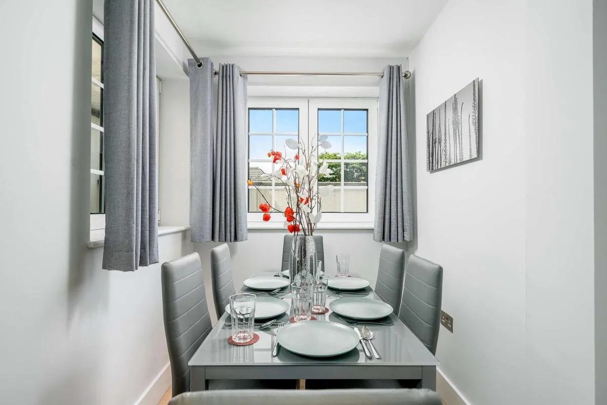 Image 4 of 2Bed 2Bath at Hendon – 3 min to Train – 65 Inch TV