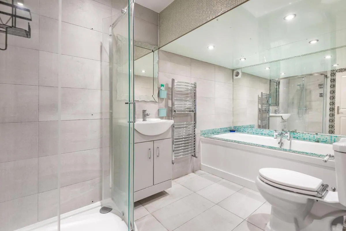 Image 3 of 2-Bed Apartment Steps from Muswell Hill