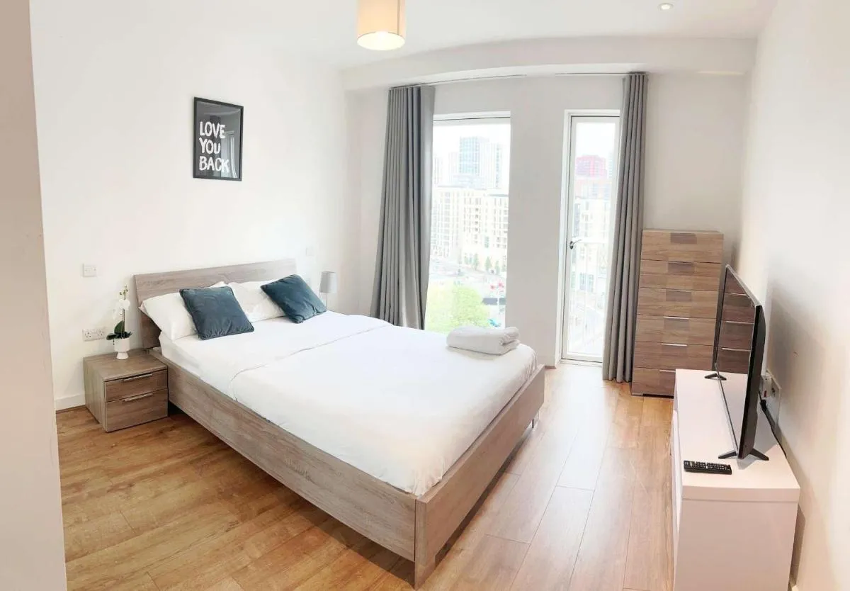Image 3 of 2-Bed Apt Sleeps 4 -Private Parking -WiFi & Tv