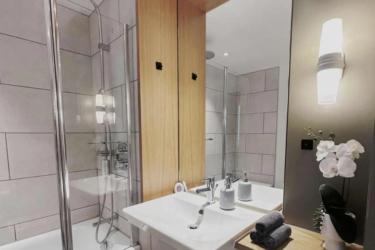 Image 4 of 2-Bed Apt Sleeps 4 -Private Parking -WiFi & Tv
