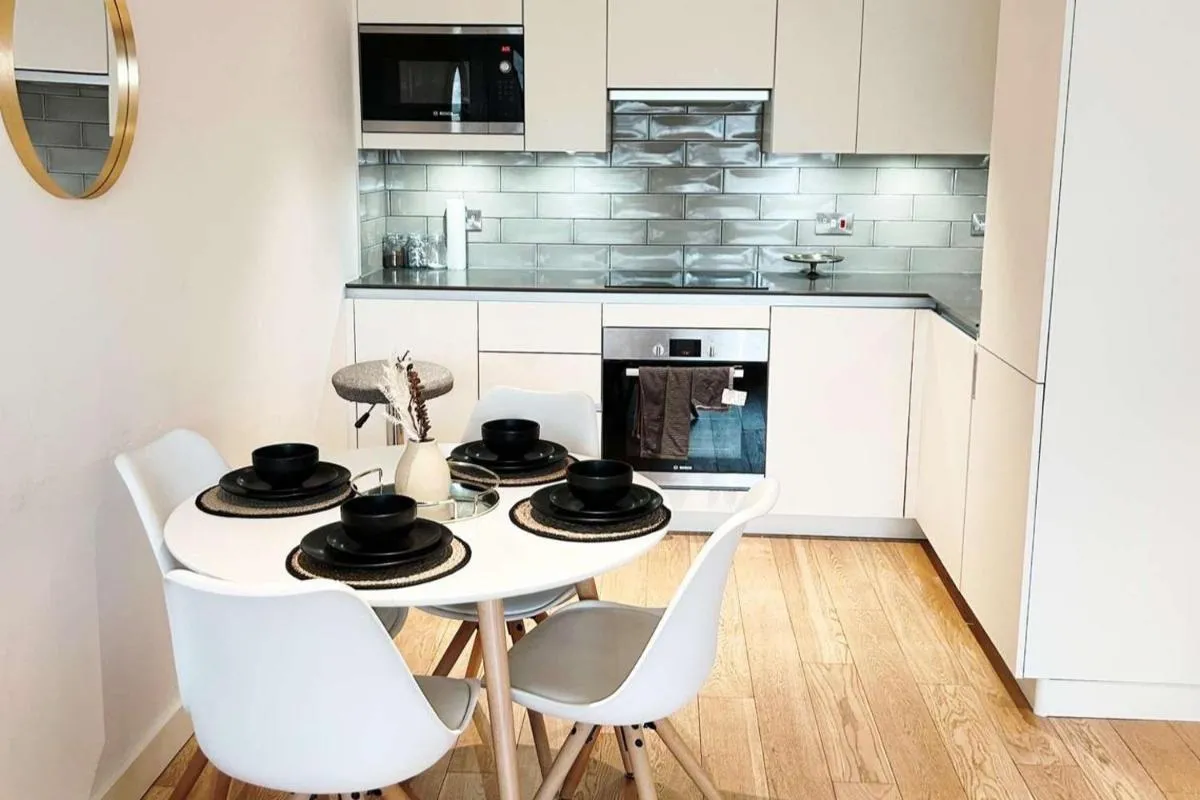 Image 5 of 2-Bed Apt Sleeps 4 -Private Parking -WiFi & Tv