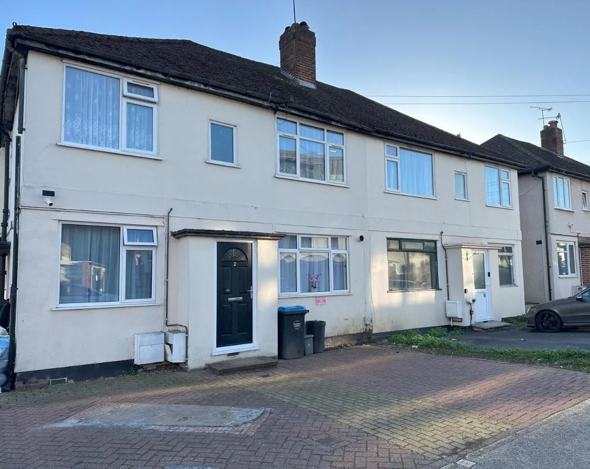 Image 5 of 2-Bed Flat in Northwood Hills – Free Parking
