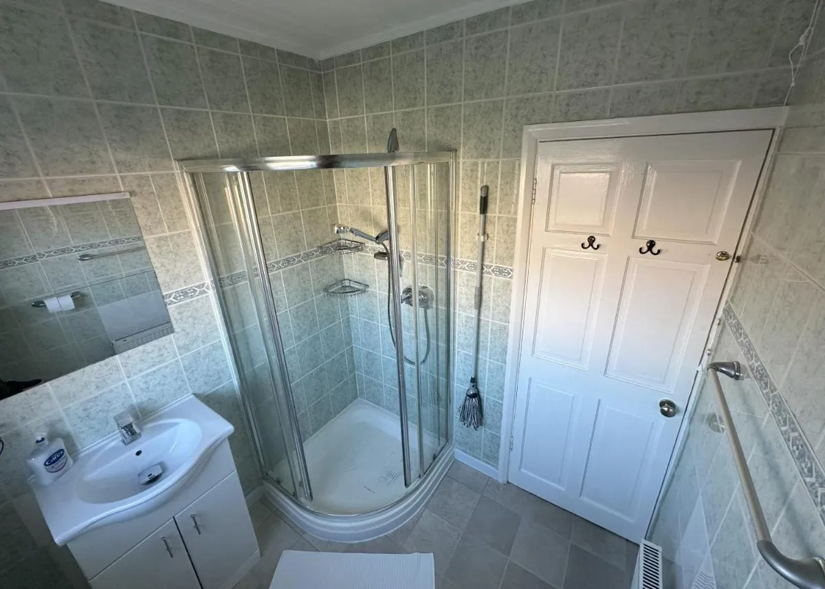 Image 3 of 2-Bed Flat in Northwood Hills – Free Parking