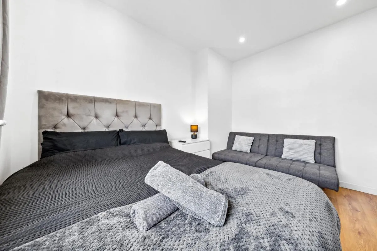Image 2 of 2-Bed House, Bromley, Free Parking, 30 min to Central London – Sleeps 6