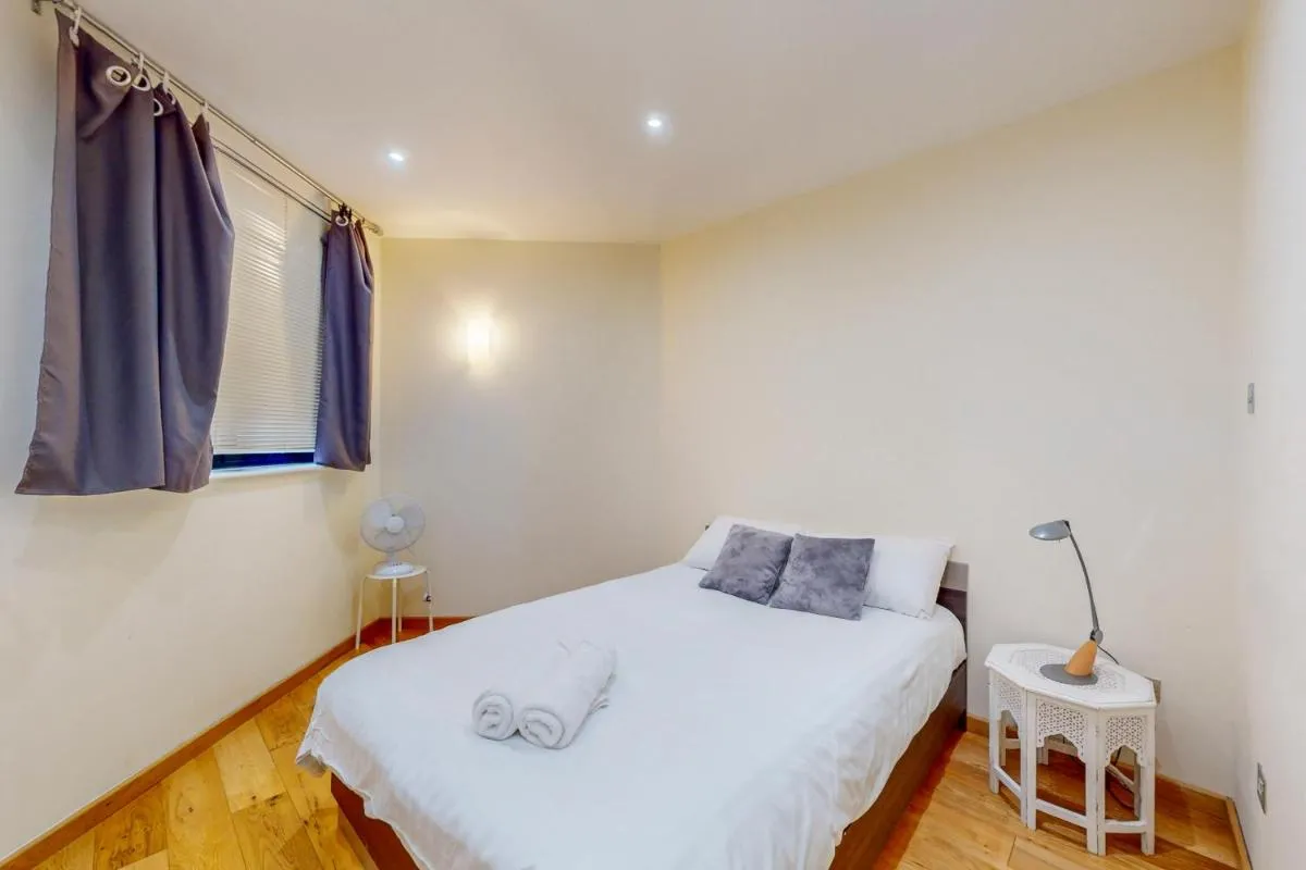 Image 3 of 2Bed Kensington Stay – 5min Walk to Gloucester Transit