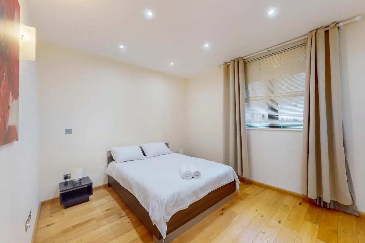Image 4 of 2Bed Kensington Stay – 5min Walk to Gloucester Transit