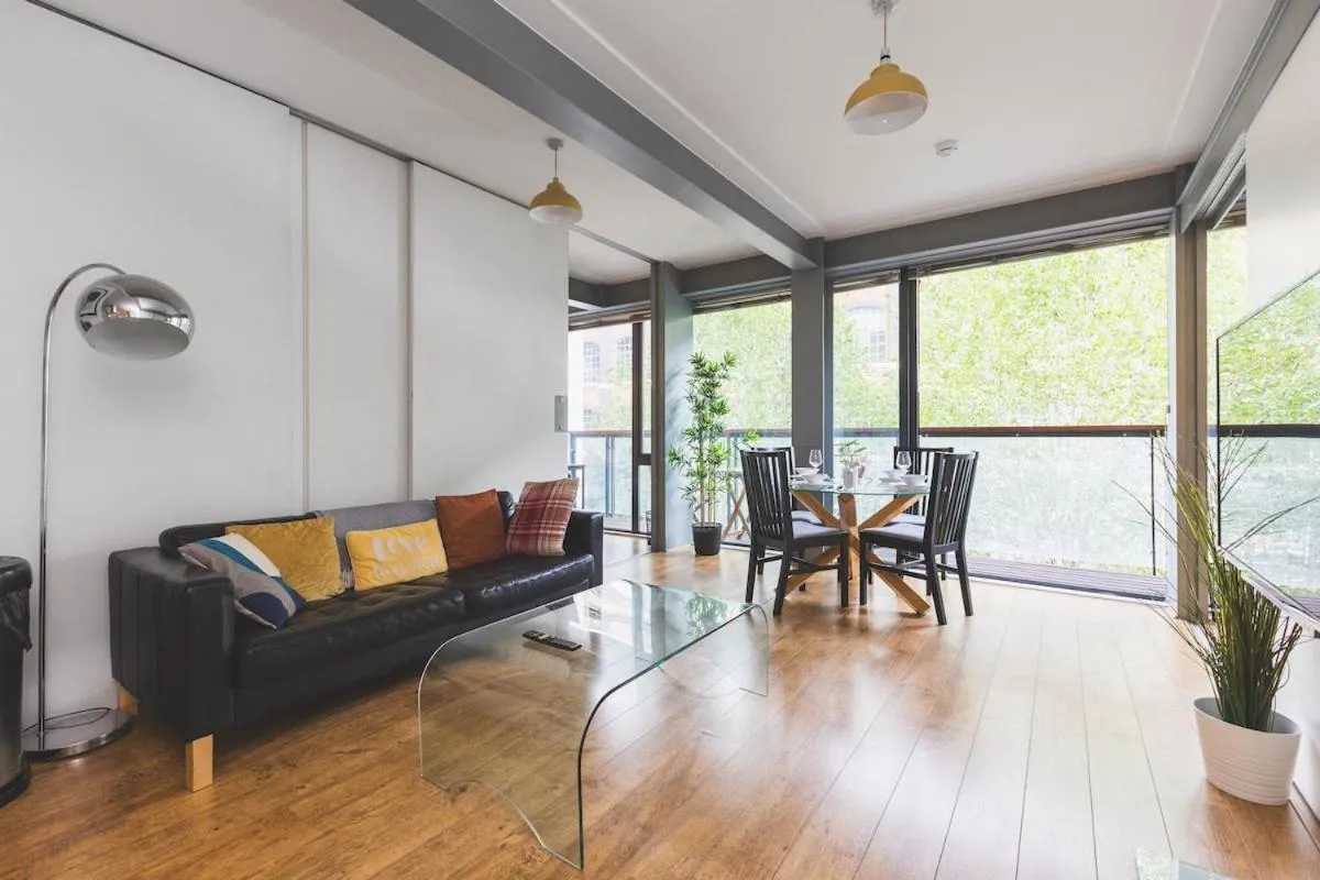Image 3 of 2Bed Stratford Apt with Easy Access to Central London, O2, ExCel, Parking Nearby