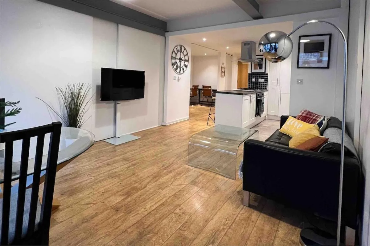 Image 2 of 2Bed Stratford Apt with Easy Access to Central London, O2, ExCel, Parking Nearby