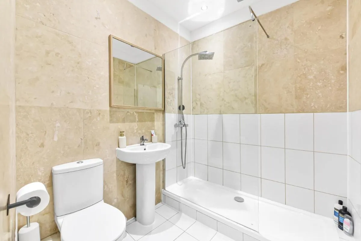 Image 3 of 2-Bedroom Apartment in Central London Opposite Station