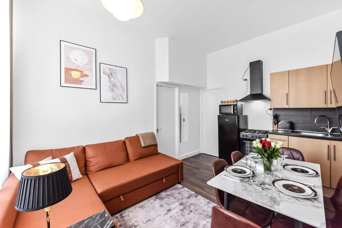 Image 4 of 2-Bedroom Apartment in Central London Opposite Station