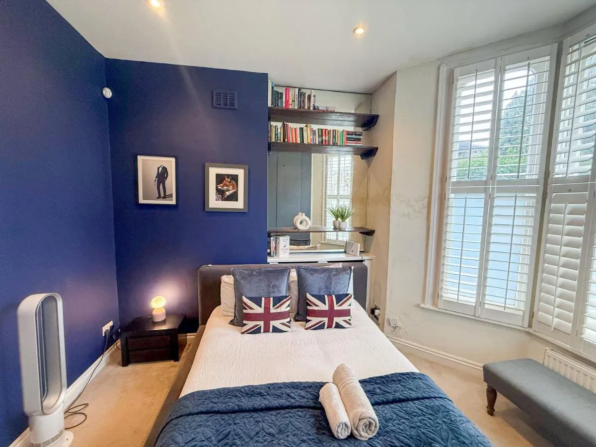Image 5 of 2-Bedroom flat with private patio & firepit in Shepherds Bush near Hammersmith