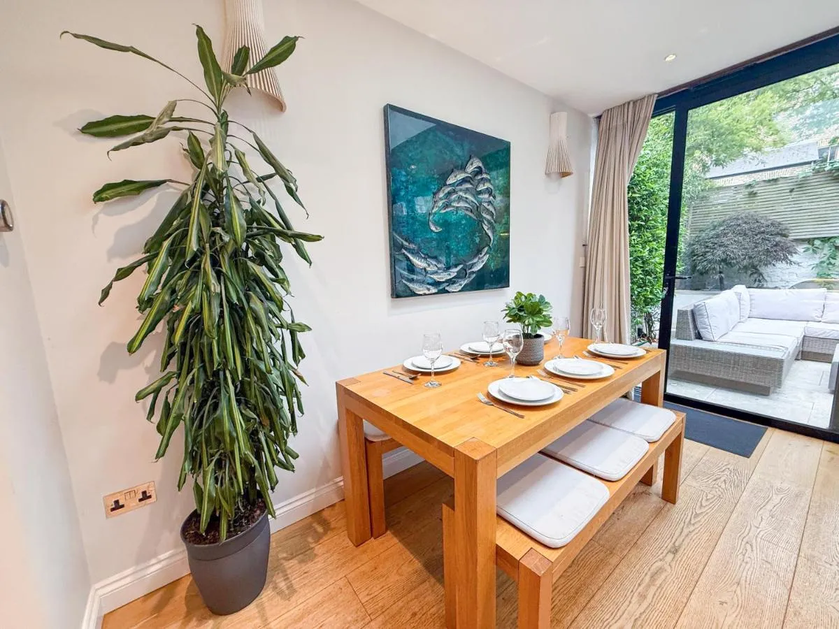 Image 4 of 2-Bedroom flat with private patio & firepit in Shepherds Bush near Hammersmith