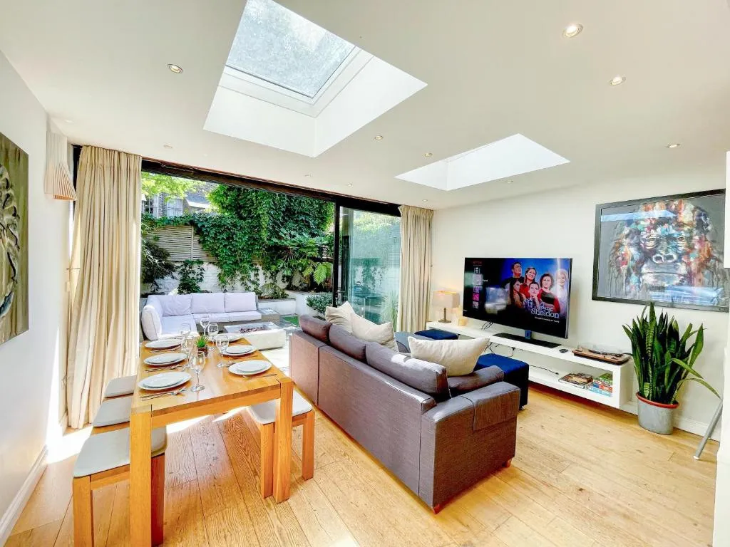 Image 1 of 2-Bedroom flat with private patio & firepit in Shepherds Bush near Hammersmith