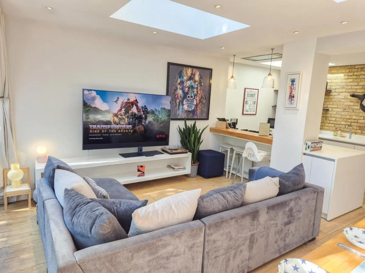 Image 2 of 2-Bedroom flat with private patio & firepit in Shepherds Bush near Hammersmith by NourNest Apartments